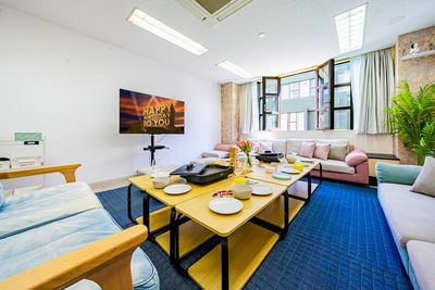 広々空間で、みんなで囲むテーブルがちょうどいい🎉
誕生日も女子会も、この一部屋で完結✨ - 【Party新宿御苑】 打ち上げ🎈ボドゲ会｜カドゲ会｜大きな机有り[87]の室内の写真