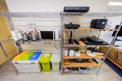 備品ラック
各調理器具など豊富に揃えています！ - 【Party新宿御苑】 打ち上げ🎈ボドゲ会｜カドゲ会｜大きな机有り[87]の設備の写真