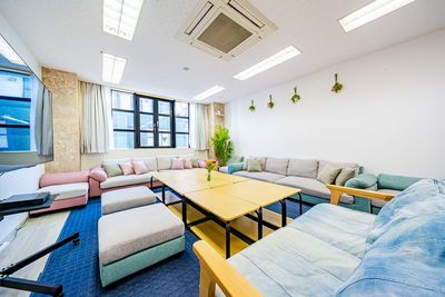 誕生日も女子会も、この距離感がちょうどいい🎂
くつろぎながらちゃんと盛り上がれる場所 - 【Party新宿御苑】 打ち上げ🎈ボドゲ会｜カドゲ会｜大きな机有り[87]の室内の写真