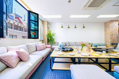 午前中は自然光がGood👌
撮影やイベント、日中のママ会にも◎ - 【Party新宿御苑】 打ち上げ🎈ボドゲ会｜カドゲ会｜大きな机有り[87]の室内の写真