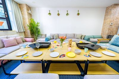 ナチュラルで落ち着く空間🌿
動画撮影など、背景は自由自在に装飾可能🎈 - 【Party新宿御苑】 打ち上げ🎈ボドゲ会｜カドゲ会｜大きな机有り[87]の室内の写真