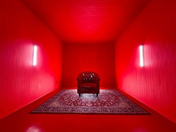 鏡取り外しオプションをご追加いただくことで鏡取り外し可。
※画像内使用の照明機材につきましてはオプションではご選択いただけません。ご予約後にお問い合わせ下さい。 - in the house / Shibuya  "Gallery" 3Fの室内の写真