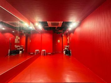 スペース内にお手洗い、常設のスピーカーやアンプ、スマホ用スタンドを設置させていただいております。 - in the house / Shibuya  "Gallery" 3Fの室内の写真