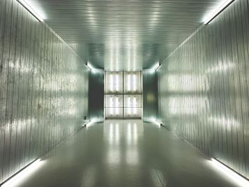 鏡取り外しオプションをご追加いただくことで鏡取り外し可。
※画像内使用の照明機材につきましてはオプションではご選択いただけません。ご予約後にお問い合わせ下さい。 - in the house / Shibuya "Gallery" 1Fの室内の写真