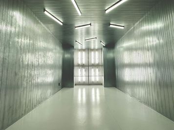 鏡取り外しオプションをご追加いただくことで鏡取り外し可。
※画像内使用の照明機材につきましてはオプションではご選択いただけません。ご予約後にお問い合わせ下さい。 - in the house / Shibuya "Gallery" 1Fの室内の写真