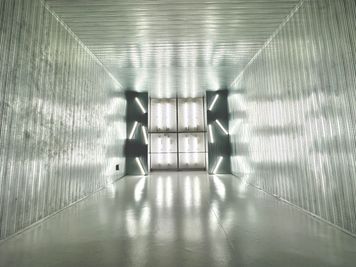 鏡取り外しオプションをご追加いただくことで鏡取り外し可。
※画像内使用の照明機材につきましてはオプションではご選択いただけません。ご予約後にお問い合わせ下さい。 - in the house / Shibuya "Gallery" 1Fの室内の写真