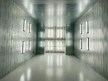 鏡取り外しオプションをご追加いただくことで鏡取り外し可。
※画像内使用の照明機材につきましてはオプションではご選択いただけません。ご予約後にお問い合わせ下さい。 - in the house / Shibuya "Gallery" 1Fの室内の写真