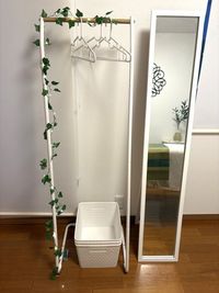 ハンガーと鏡 - レンタルスペース　エルマール 【一軒家のレンタルサロン】閑静な高級住宅街の落ち着いた贅沢空間の設備の写真