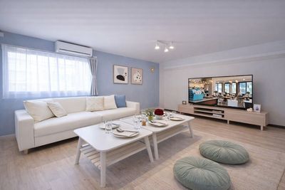 10人でもゆったりお座りいただけます。インテリアデザイナー監修の可愛いお部屋でまったりお過ごしいただけます。 - WITH YOUあたしんち京橋 《WITH YOUあたしんち》レンタルスペース京橋1号店の室内の写真