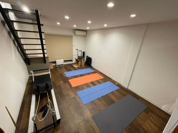 ヨガマット4枚のレイアウト例 - なかはら整骨院 【OPEN記念ＪＲ総持寺駅徒歩３分】ピラティスマシン付きスタジオの室内の写真