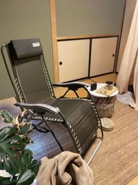 サービスのハーブティーを飲みながら、リクライニングチェアで一休み - ネイルサロンWEEKEND 片付け不要、セルフよもぎ蒸しの室内の写真