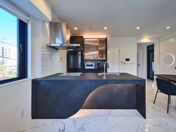 3階、キッチン - 【表参道駅9分｜完全貸切】屋上東京タワー夜景｜駐車場・室内ゴルフ 【表参道駅9分｜完全貸切】屋上からは東京タワーの夜景を一望。の室内の写真