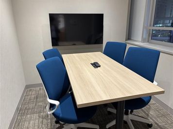 ちょっとした会議に最適なモニター付き会議室 - HAKADORU立川北口店