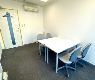 4名まで着席可能となっております。 - アスパ日本橋オフィス アスパ日本橋オフィス　～203号室～の室内の写真