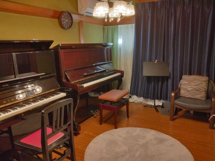 Piano＆Flute CapereMusik アップライトピアノ2台ありレンタルスペースの室内の写真