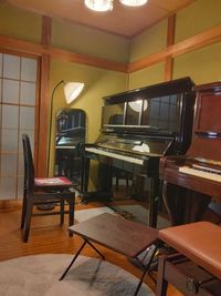 ミニテーブルはオプションです - Piano＆Flute CapereMusik アップライトピアノ2台ありレンタルスペースの室内の写真