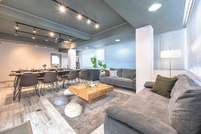 813_MillionLOUNGE西新宿 レンタルスペースの室内の写真