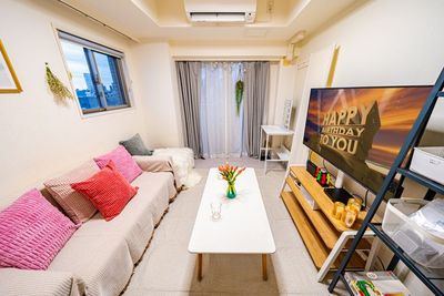 大画面シアターで映画やゲームも楽しめる、完全プライベート空間。 - 【Party渋谷】 女子会｜ライブ余韻｜映画鑑賞｜始発待ち[88]Party渋谷の室内の写真