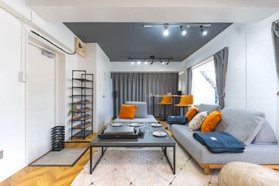 【プライベートな語らいに】 カフェよりも落ち着く、自分たちだけの隠れ家。 - 【THEATER日吉】 推し活｜貸切大画面スクリーン｜駅近｜広々[89]の室内の写真