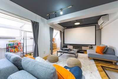 【推し活・鑑賞会に】 大好きなアーティストのライブを大画面で堪能しませんか？ - 【THEATER日吉】 推し活｜貸切大画面スクリーン｜駅近｜広々[89]の室内の写真