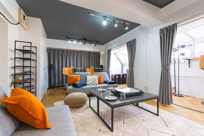 【SNS映えする内装】 どこを切り取ってもおしゃれな、こだわりのインテリア。 - 【THEATER日吉】 推し活｜貸切大画面スクリーン｜駅近｜広々[89]の室内の写真