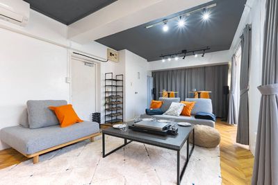 【上質なリラックス空間】 日常を忘れて、贅沢なひとときを過ごせます。 - 【THEATER日吉】 推し活｜貸切大画面スクリーン｜駅近｜広々[89]の室内の写真