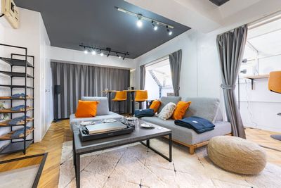 【手ぶらで集まれる】 必要なものが揃っているから、準備は最小限でOK。 - 【THEATER日吉】 推し活｜貸切大画面スクリーン｜駅近｜広々[89]の室内の写真