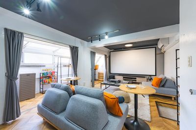 【セミナーや発表会にも】 ビジネス利用でも見やすい高画質モデルを完備。 - 【THEATER日吉】 推し活｜貸切大画面スクリーン｜駅近｜広々[89]の室内の写真