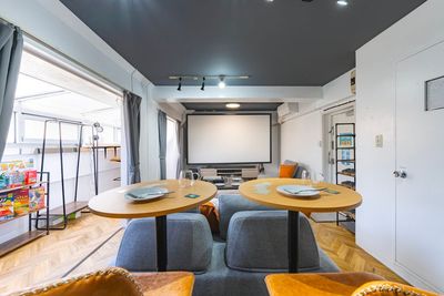 【記念日のお祝い】 ケーキを持ち込んで、2人だけのプライベートレストランに。 - 【THEATER日吉】 推し活｜貸切大画面スクリーン｜駅近｜広々[89]の室内の写真