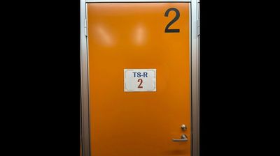個室のお部屋が並んでいます。【TS-R 2】と貼られたお部屋をご利用ください。 - 恵比寿ライズオフィス 恵比寿ライズオフィス　一人用個室【TS-R 2】の入口の写真
