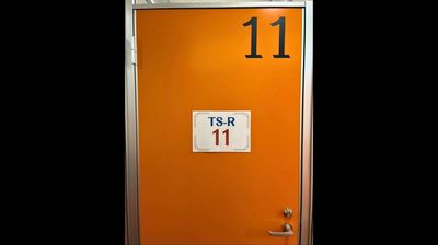 個室のお部屋が並んでいます。【TS-R 11】と貼られたお部屋をご利用ください。 - 恵比寿ライズオフィス 恵比寿ライズオフィス　一人用個室【TS-R 11】の入口の写真
