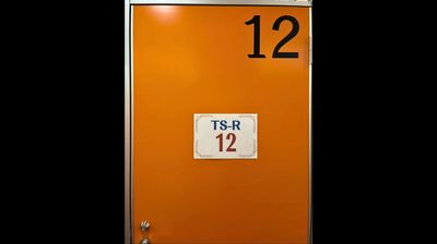 個室のお部屋が並んでいます。【TS-R 12】と貼られたお部屋をご利用ください。 - 恵比寿ライズオフィス 恵比寿ライズオフィス　一人用個室【TS-R 12】の入口の写真