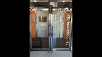 エレベーターを降りるとすぐエントランスがあります。 - 恵比寿ライズオフィス 恵比寿ライズオフィス　一人用個室【TS-R 12】の入口の写真