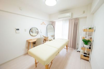 【✨OPEN記念15%OFF✨】三鷹駅3分｜施術がしやすい完全個室サロン🌿無料備品30種類以上 - レンタルサロンtreat三鷹店