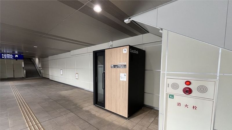 CocoDesk [DG-21]  - CocoDesk [DG-21] 京急蒲田駅(改札内)　改札階 2・5番ホーム行き階段手前　２１番ブース