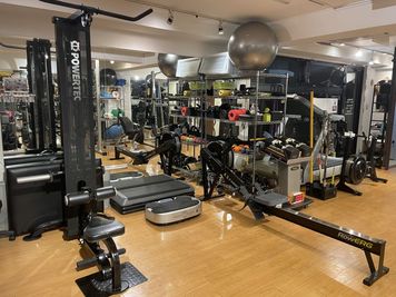 豊富なトレーニング器具と多人数での利用が可能な広さ。 - ARTISAN Personal Training. 本格的トレーニングスペースの設備の写真