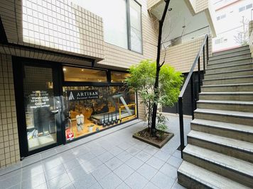 昼は日差しと緑が見える気持ちのいい空間。地下１階なので周囲からの視線は気になりません。 - ARTISAN Personal Training. 本格的トレーニングスペースの外観の写真