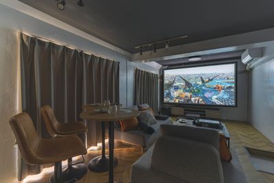 【映画館さながらの没入感】 照明を落として、最高のプライベートシアター体験を。 - 【THEATER日吉】 推し活｜貸切大画面スクリーン｜駅近｜広々[89]の室内の写真