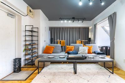 【まるでおうち気分】 靴を脱いでくつろげる、アットホームな空間です。 - 【THEATER日吉】 推し活｜貸切大画面スクリーン｜駅近｜広々[89]の室内の写真