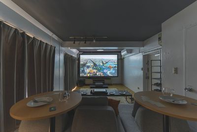 【迫力の音響と映像】 壁一面に広がる大画面で動画視聴！ - 【THEATER日吉】 推し活｜貸切大画面スクリーン｜駅近｜広々[89]の室内の写真