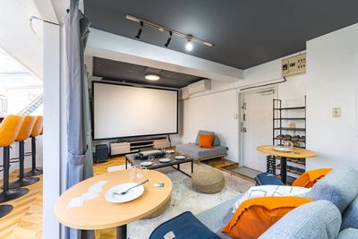 【スポーツ観戦の特等席】 仲間内だけで、周囲を気にせず盛り上がれます。 - 【THEATER日吉】 推し活｜貸切大画面スクリーン｜駅近｜広々[89]の室内の写真