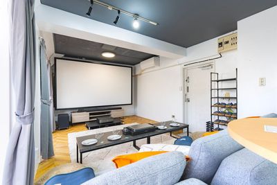 【ゲーム大会も開催！】 備付きの最新ゲーム機を大画面でプレイ可能です。 - 【THEATER日吉】 推し活｜貸切大画面スクリーン｜駅近｜広々[89]の室内の写真