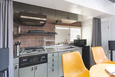 【本格キッチン完備】 お料理デートやホームパーティーを存分に楽しめます。 - 【THEATER日吉】 推し活｜貸切大画面スクリーン｜駅近｜広々[89]の室内の写真