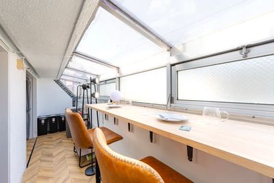 【撮影スタジオとして】 自然光が入る明るい空間は、ポートレート撮影にも。 - 【THEATER日吉】 推し活｜貸切大画面スクリーン｜駅近｜広々[89]の室内の写真