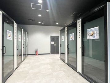 【テレキューブ】ローソン 日本橋二丁目中央通り店。視線と音を遮る、プライベートな集中環境。(320−01) - テレキューブ ローソン 日本橋二丁目中央通り店