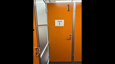 個室のお部屋が並んでいます。【TS-R 1】と貼られたお部屋をご利用ください。 - 秋葉原ライズオフィス 秋葉原ライズオフィス　一人用個室【TS-R 1】の入口の写真