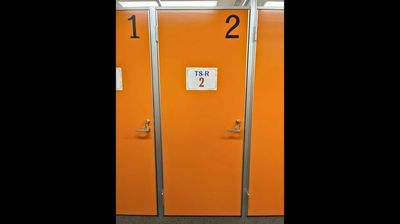 個室のお部屋が並んでいます。【TS-R 2】と貼られたお部屋をご利用ください。 - 秋葉原ライズオフィス会議室 秋葉原ライズオフィス　一人用個室【TS-R 2】の入口の写真