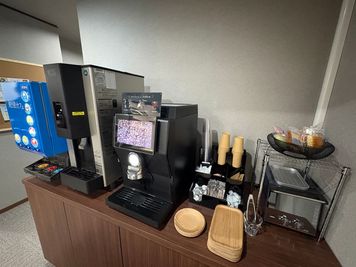 ドリンクや軽食が充実🎵 - 勉強カフェ大阪上本町ANNEX 勉強カフェ大阪上本町ANNEX（自習や作業専用スペース）の室内の写真