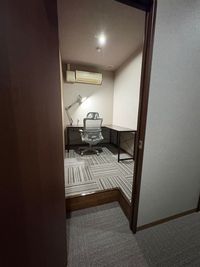完全個室自由席 - 勉強カフェ大阪上本町ANNEX 勉強カフェ大阪上本町ANNEX（自習や作業専用スペース）の室内の写真
