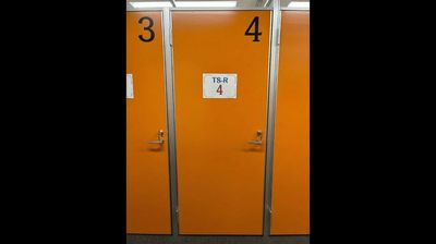 個室のお部屋が並んでいます。【TS-R 4】と貼られたお部屋をご利用ください。 - 秋葉原ライズオフィス 秋葉原ライズオフィス　一人用個室【TS-R 4】の入口の写真